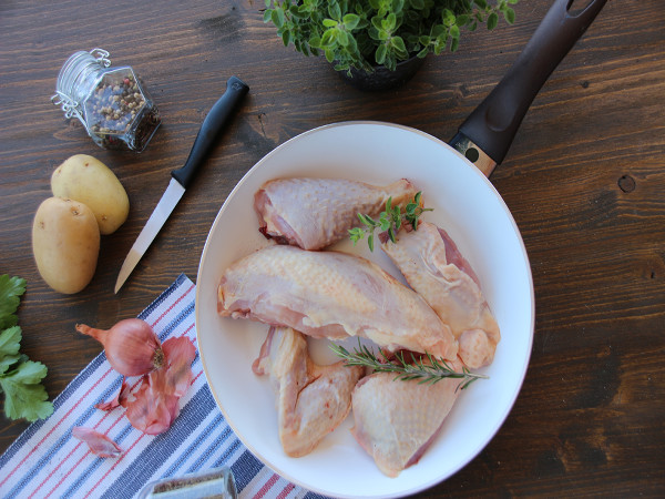 Vaschetta mezza polletta a pezzi circa 1 kg (foto)